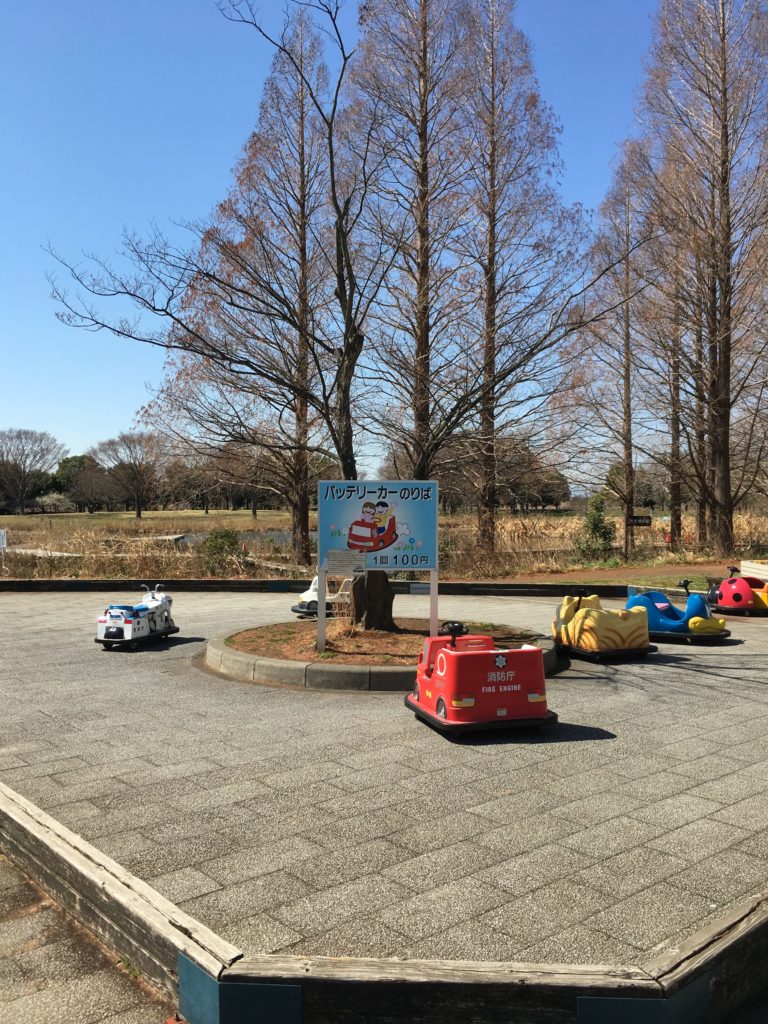 さいたま水族館外にあるバッテリーカー