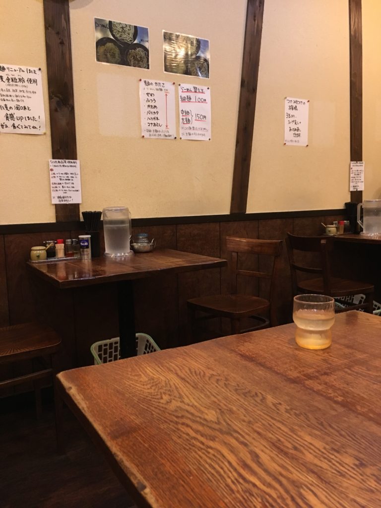 鋼のテーブル席