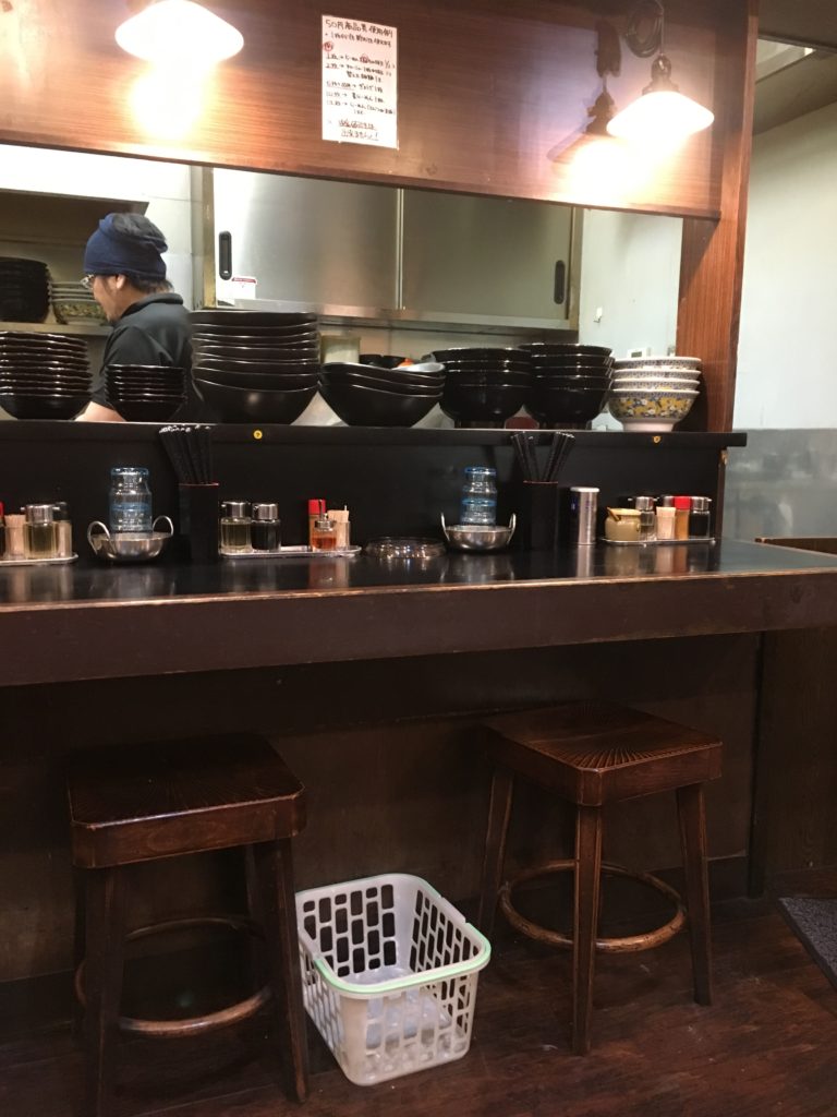鋼のカウンター席