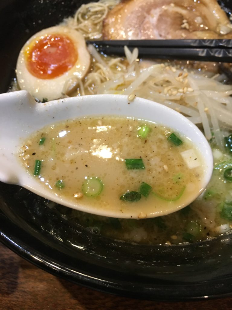 スープをレンゲで持ち上げた写真