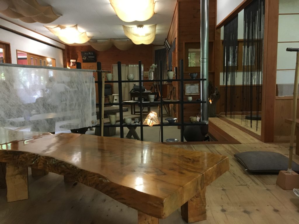 大きな木のテーブル