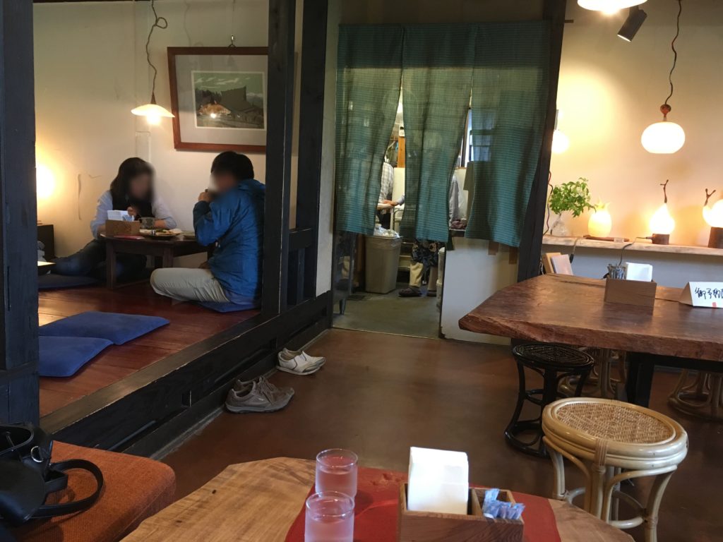 店内のお座敷席とテーブル席