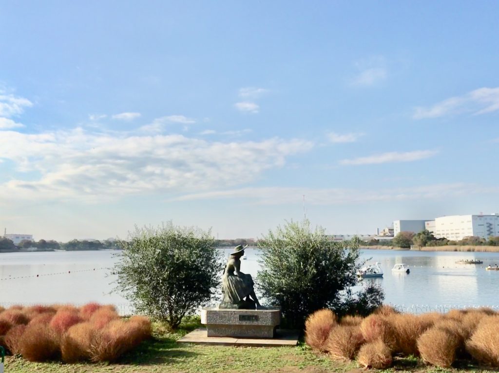 久喜菖蒲公園の銅像と池