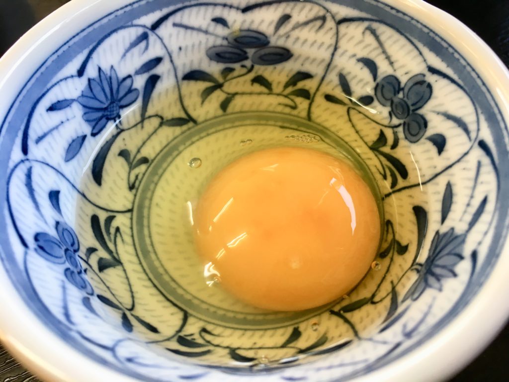 モツ煮に付いてきた生卵