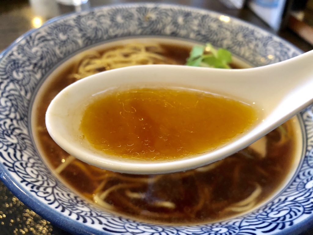 醤油中華そばのスープ拡大写真