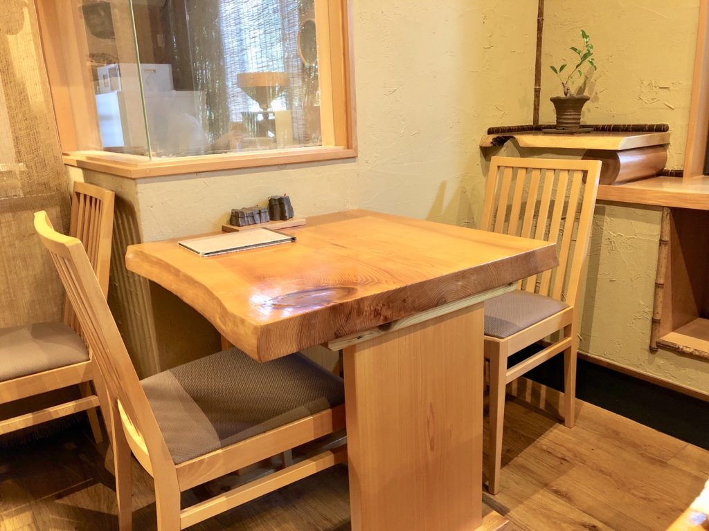 游山のテーブルとイスのアップ写真