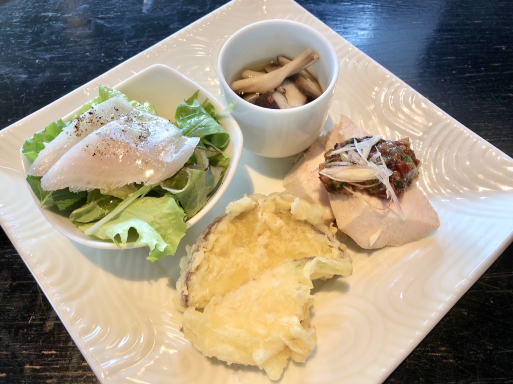 カンパチのカルパッチョ、キノコのおひたし、サツマイモ・かぶの天ぷら・蒸し鶏の4種盛り