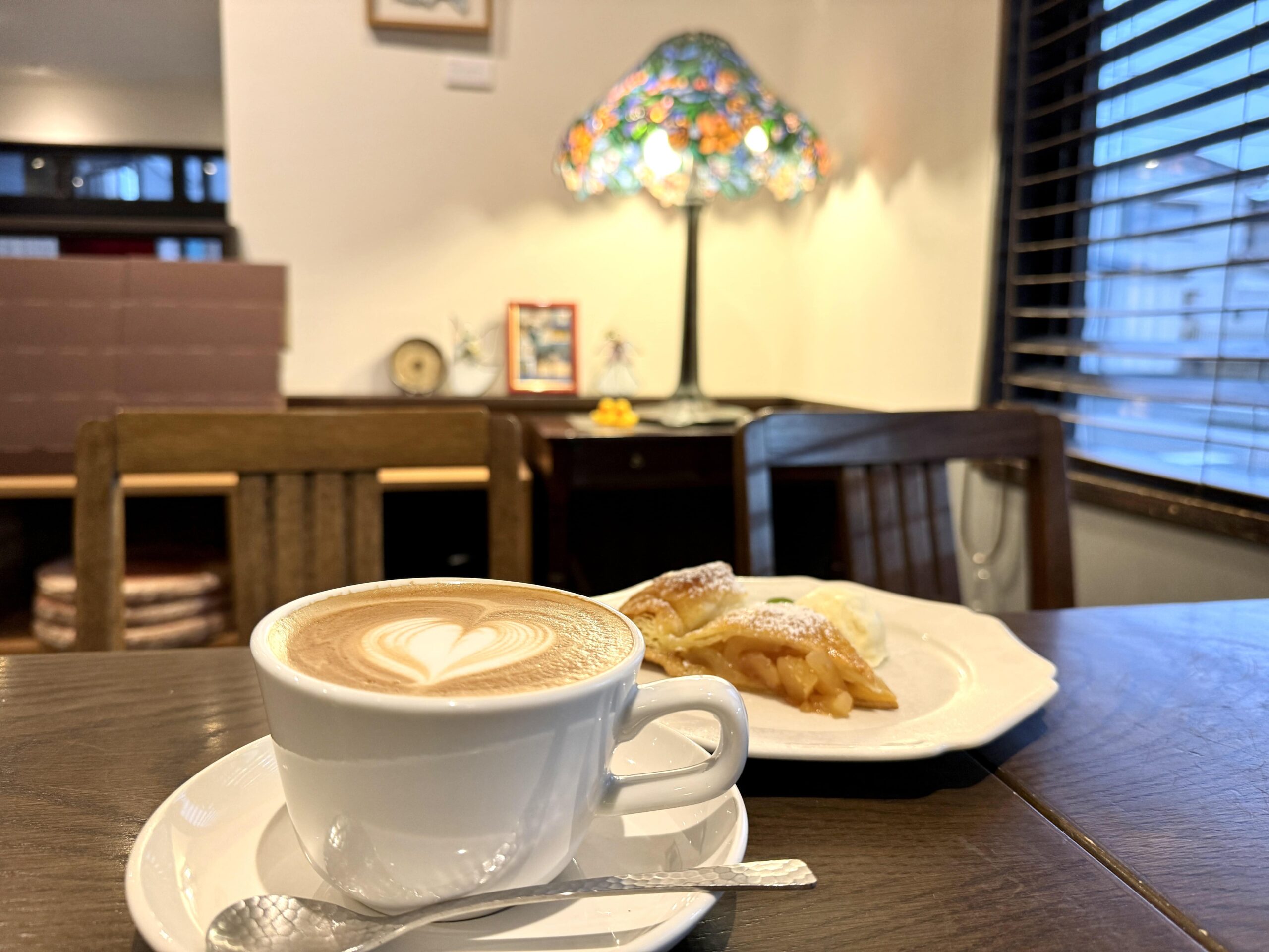 北上尾 SUTTENDO COFFEE｜全席コンセント付き！ステンドグラスに囲ま